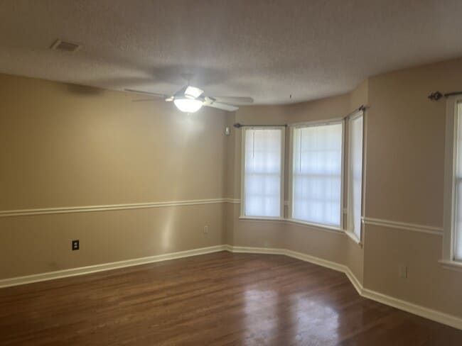 Photo - 808 Barony Ln