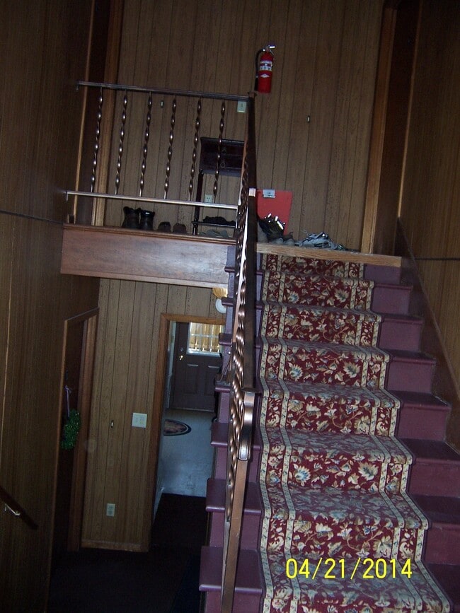 Steps Upstairs - 307 S 4th St Unit D