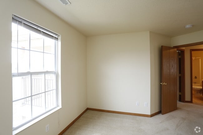 2BR_2BA 917sq ft - Primary Bedroom