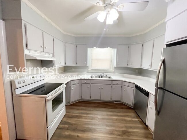Photo - 570 Hawkins Dr