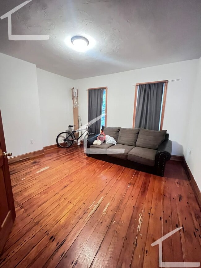 Photo - Great 6 bedroom 3 mins from Northeastern