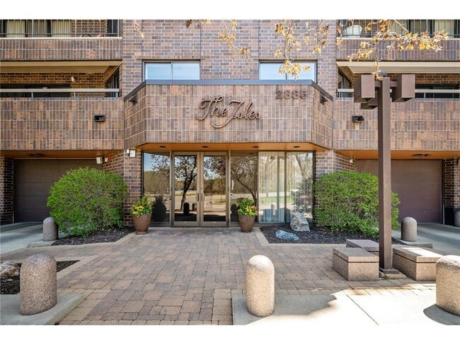 Building Photo - 2885 Knox Ave S Unit 202
