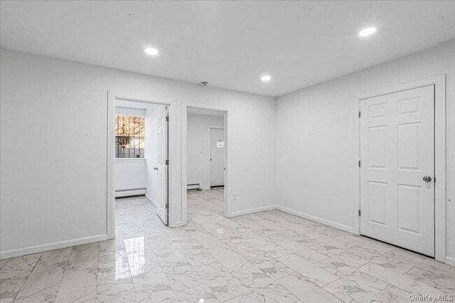 Photo - 953A E 217th St Unidad 1stFloor