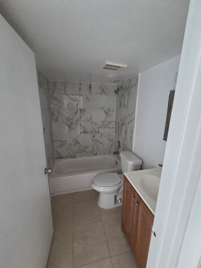 full bathroom - 2460 W 56th St Unit 6