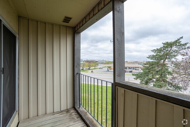 1BR, 1BA - 720SF - Balcony - The Oaks Apartments