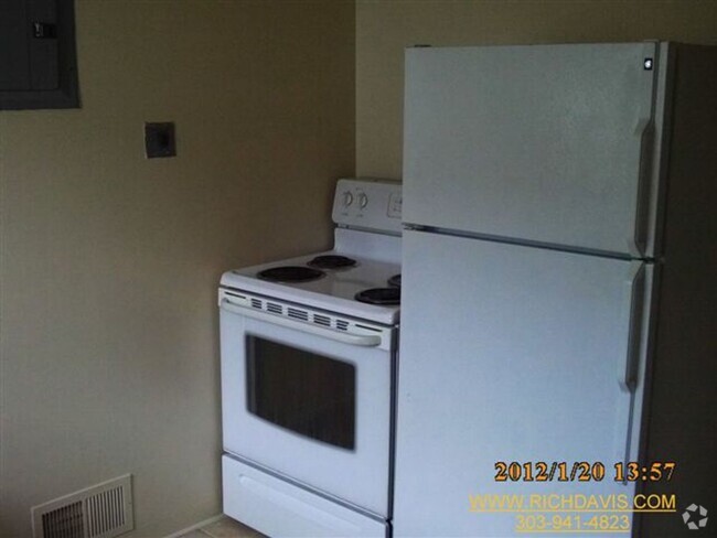 Building Photo - 2 bed, 1 Bath, 900 SF with washer/dryer ho... Rental