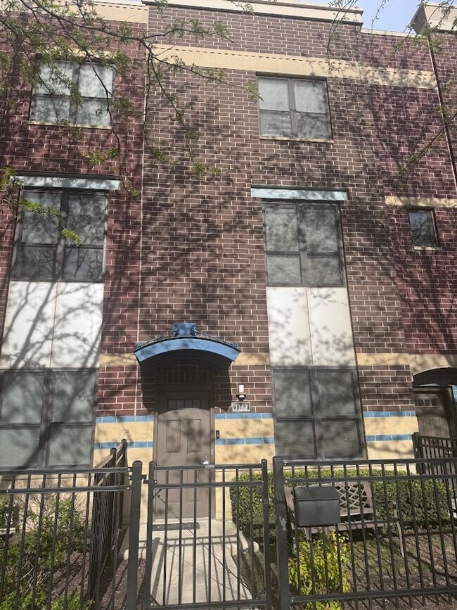 Modern 3BD/3BA Townhome Near North side wi... - Modern 3BD/3BA Townhome Near North side wi...