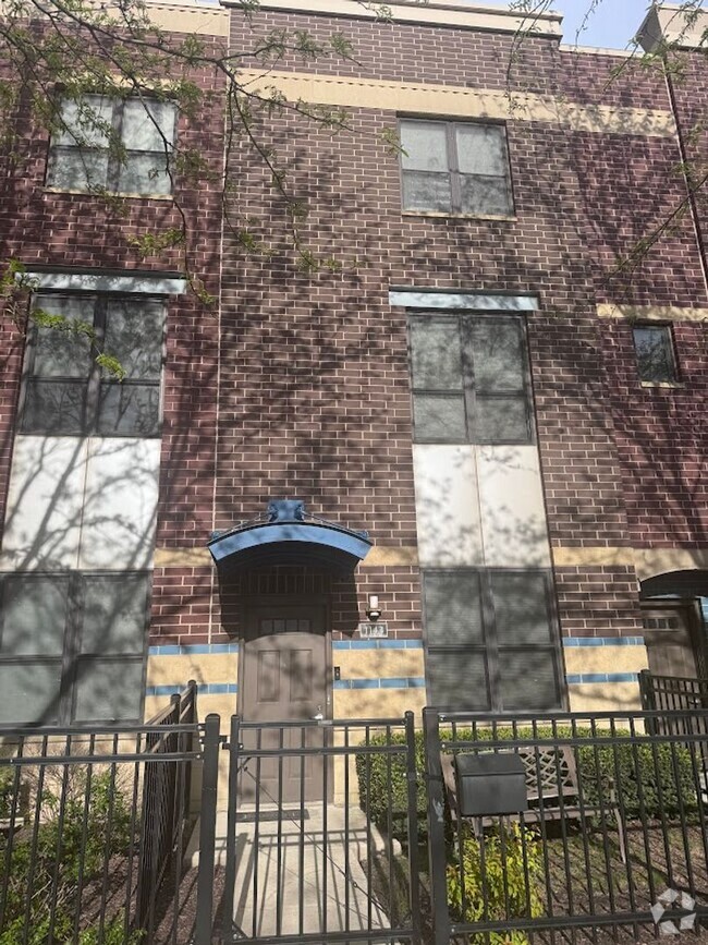 Building Photo - Luxurious 3-Bedroom, 3-Bath Townhouse Loca...