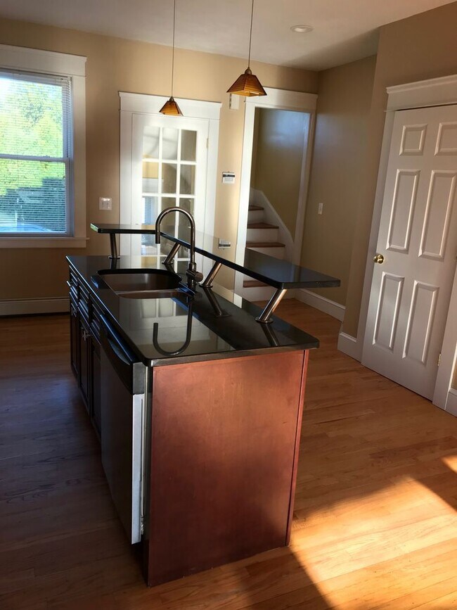 Photo - 98 Knight St Unit #2