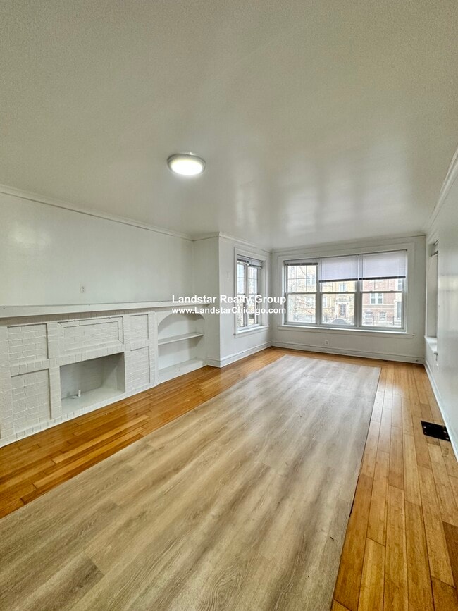 Building Photo - 6304 N Oakley Ave Unit 1