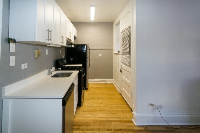 Photo - 633 W Cornelia Ave Unit E2