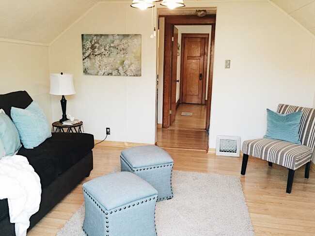 Beautiful 1 bedroom unit in West Milwaukee! - Beautiful 1 bedroom unit in West Milwaukee! Apartment Unit B