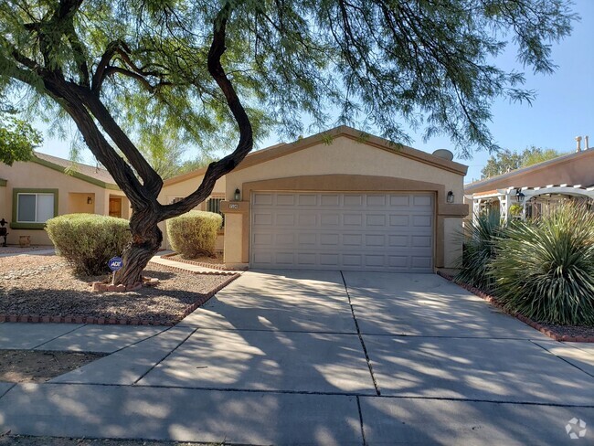 Building Photo - Wonderful East Side home!