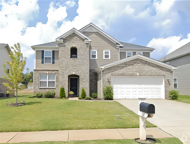 Building Photo - Large 4BR/3BA Available May 15th Rental