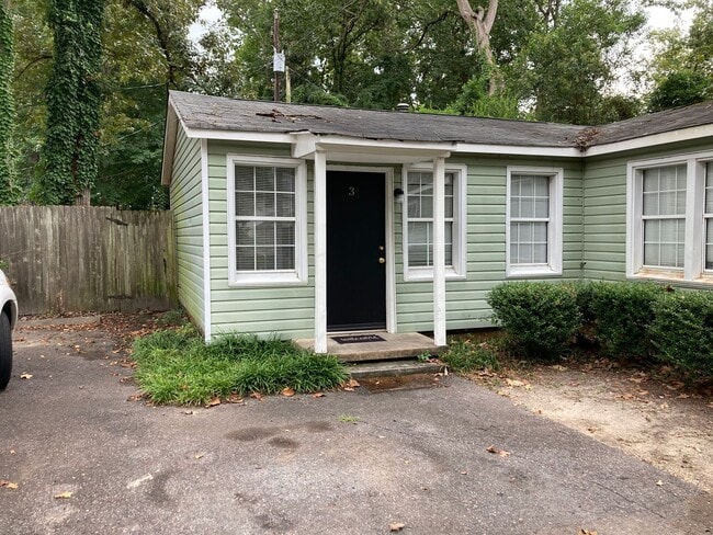 Building Photo - 2 Bed, 1 Bath Apartment Unit Apt 3