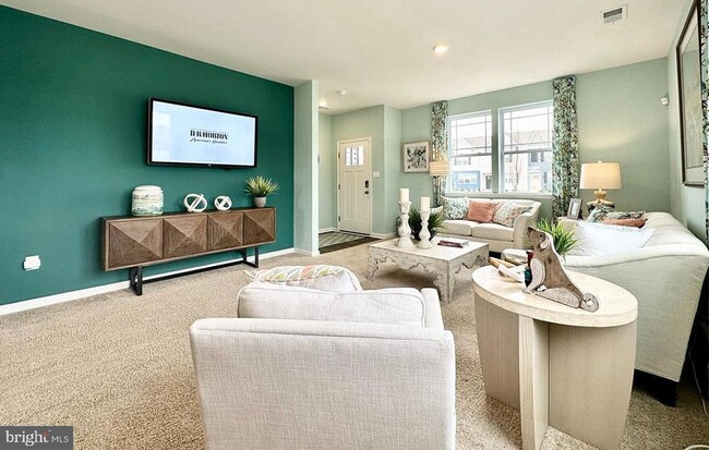 Photo - 834 Derwent Ln