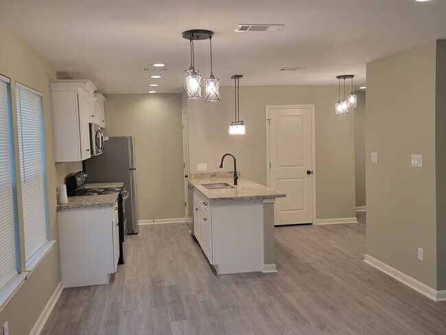 Photo - 7968 Fowlie St