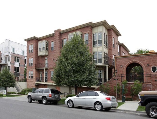 Primary Photo - Highland Crossing