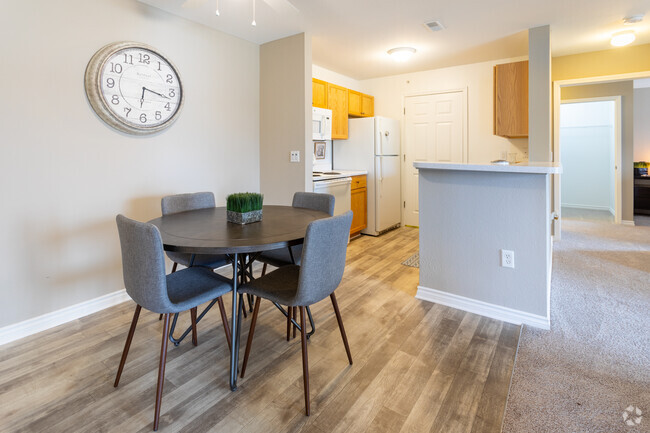 Model dining room - Stratford Place at Brownstown Rental