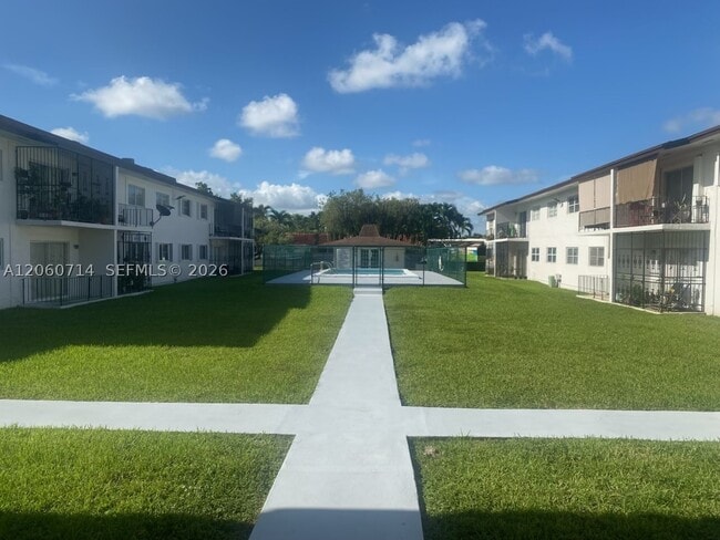 Building Photo - 9520 SW 8th St Unit 118