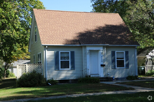 Building Photo - 2110 Tremont St Rental