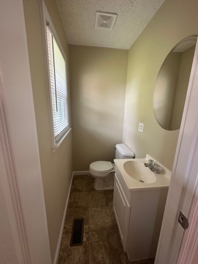 Photo - 3437 Queens Way