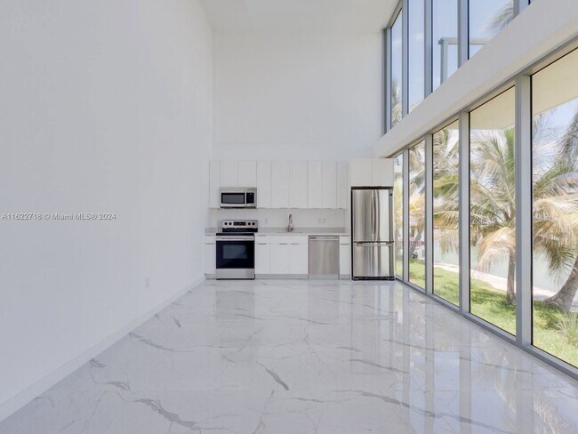 Photo - 8425 Crespi Blvd