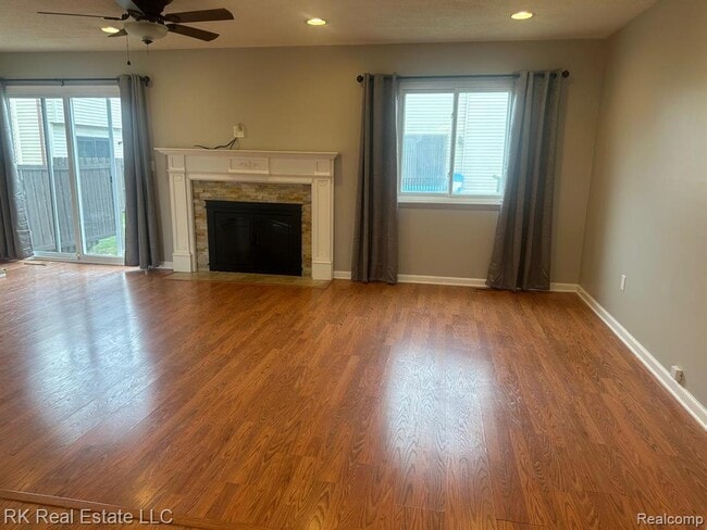 Photo - 2824 Roundtree Dr