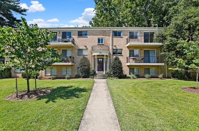 Building Photo - 10655 Montrose Ave Unit Montrose #204