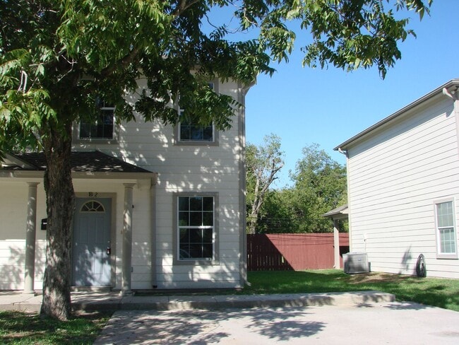 Building Photo - Duplex For Lease
