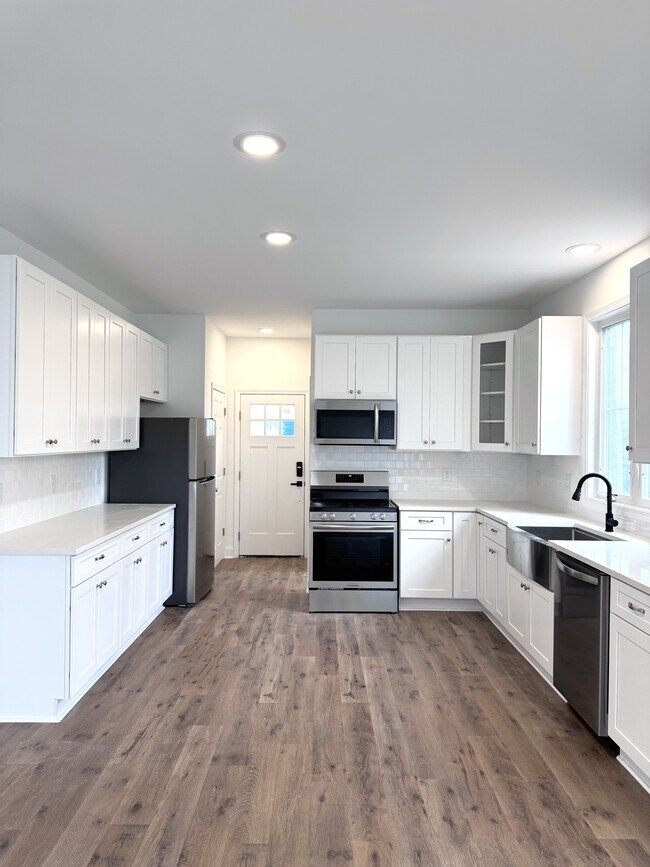 Photo - 427 Lakeland St