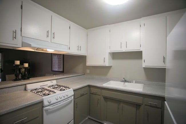 Kitchen - The Lindy East & West Apartments