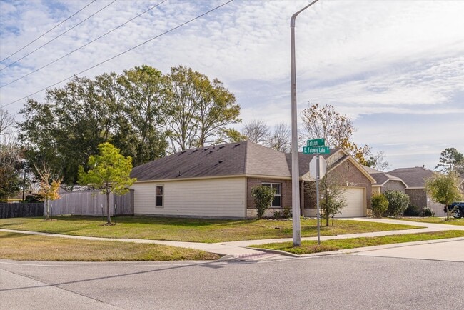 Photo - 627 E Fairway Lake Dr