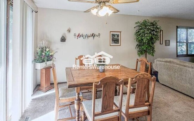 Photo - Available 12/1 - Cozy 2 Bed / 1 Bath Side ...
