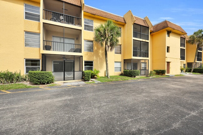 Building Photo - 490 NW 20th St Unit 1140