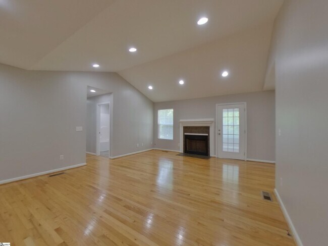 Photo - 211 Boxwood Ln