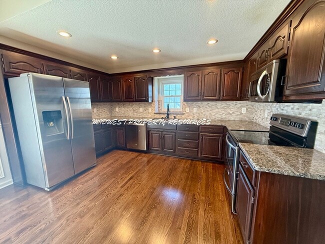 Photo - Ranch in Lee's Summit For Lease - Crisp, Clean and New!