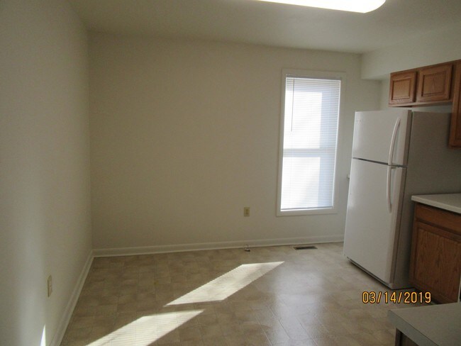 Kitchen/Dining - 6414 Sheridan Rd Unit 1 Lower
