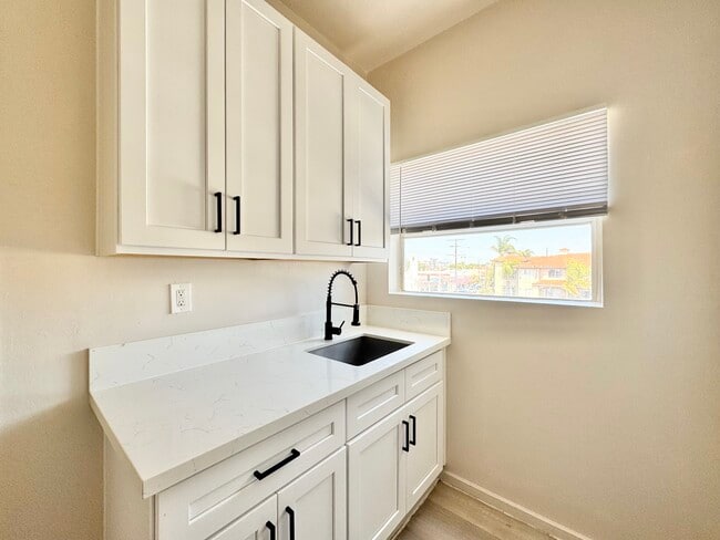 Building Photo - 1318 S Pacific Ave Rental