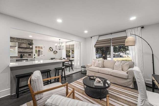 Photo - 5050 Pittman St