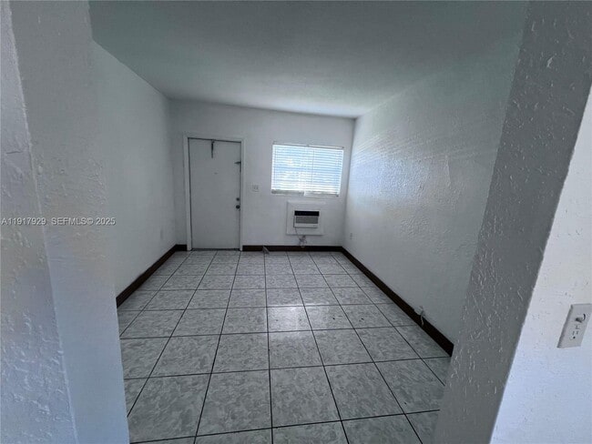 Photo - 1995 NE 167th St Unidad 1