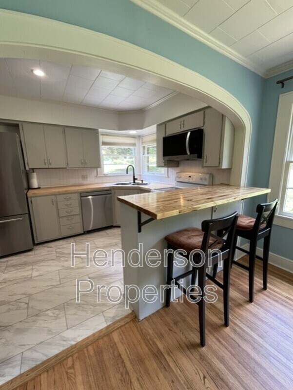 Photo - 1631 Maple Ave