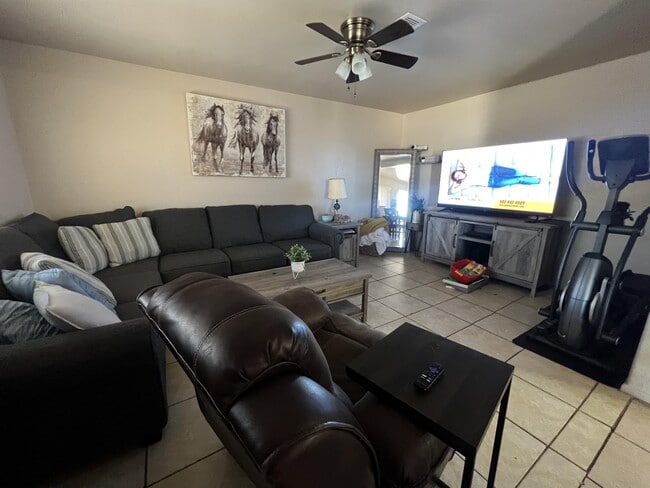 1216 E Erie Ct