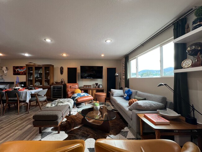 3243 Montclair St