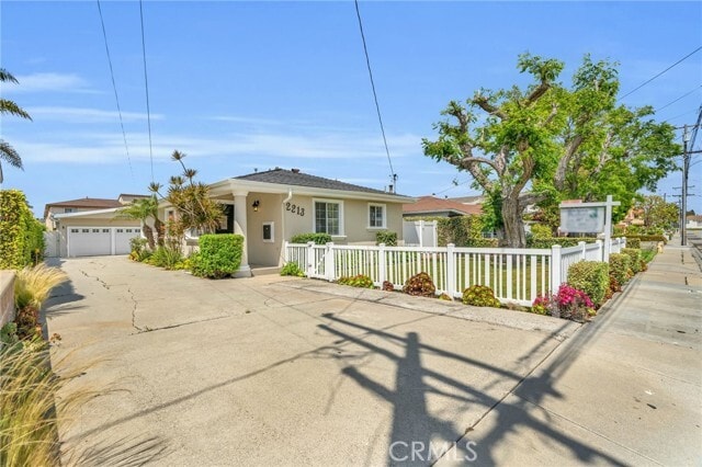 Photo - 2213 Bataan Rd