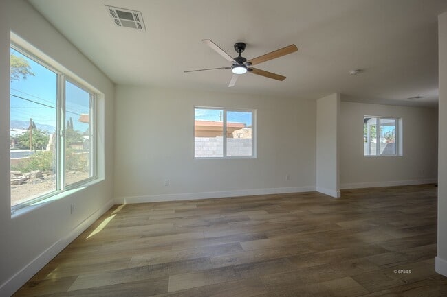 Photo - 818 W 7th St