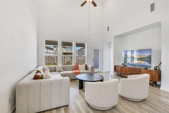 Photo - 217 Turnbuckle Bnd