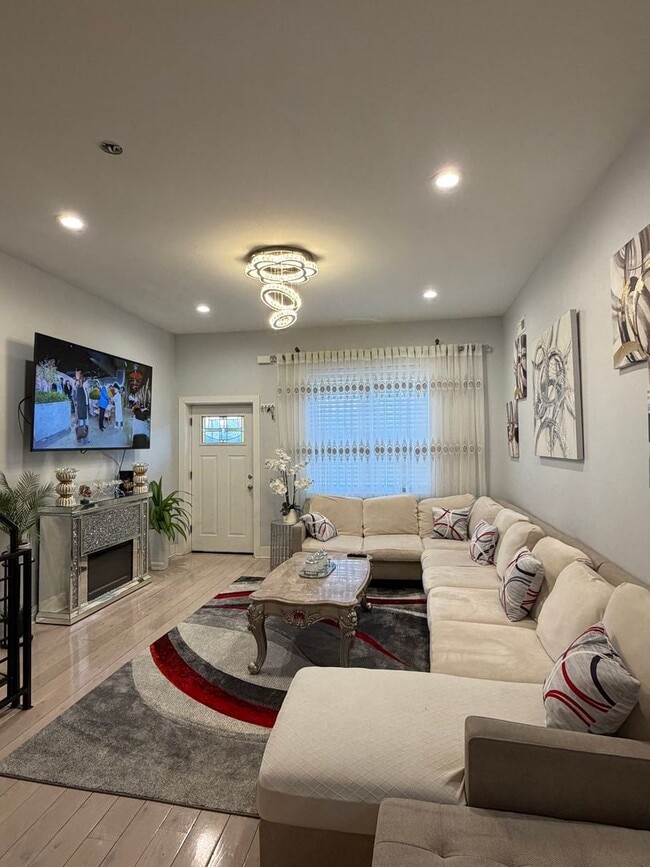 Building Photo - Move-In Ready 4BR Home in the Heart of Port Richmond!