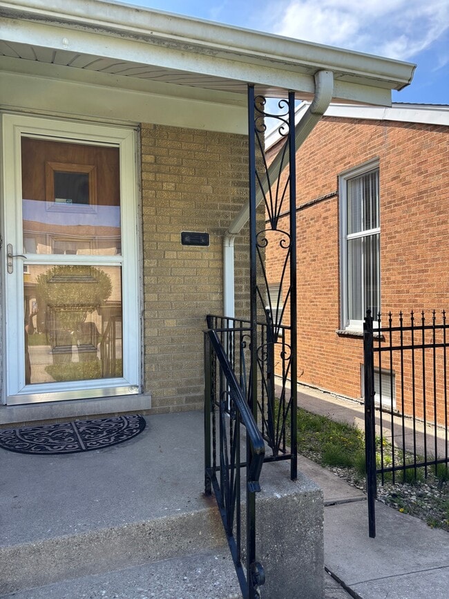 Building Photo - 6736 N Kimball Ave