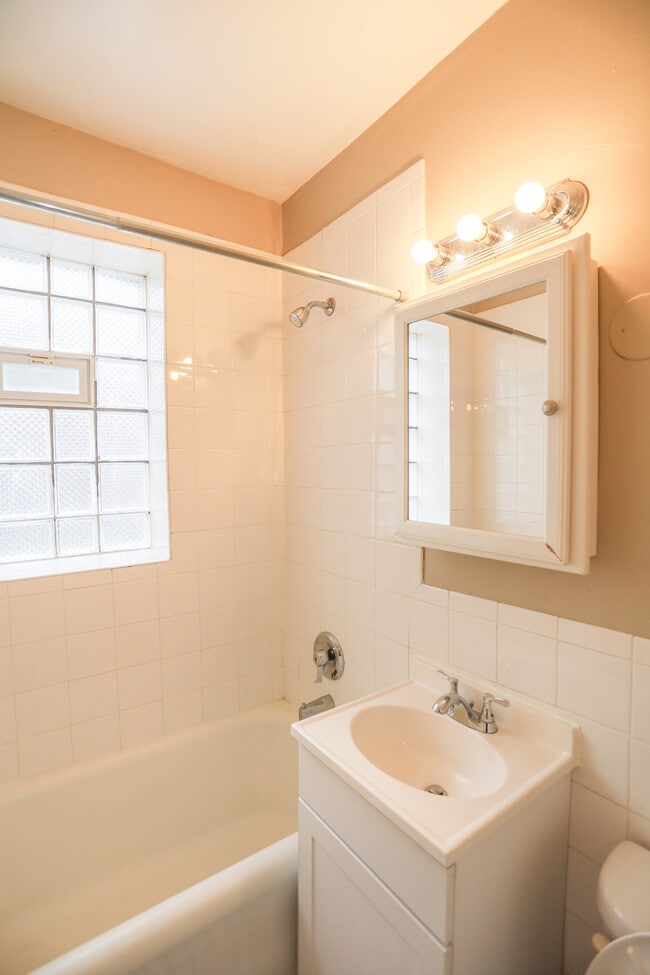 Photo - 930 W Eastwood Ave Unit #308